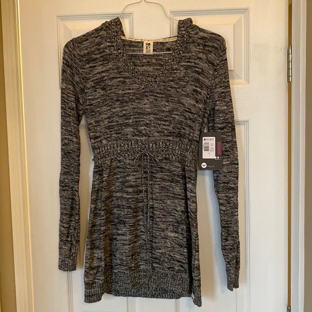 New With Tags ROXY hooded sweater dress. Drawstring waist. Size Medium.